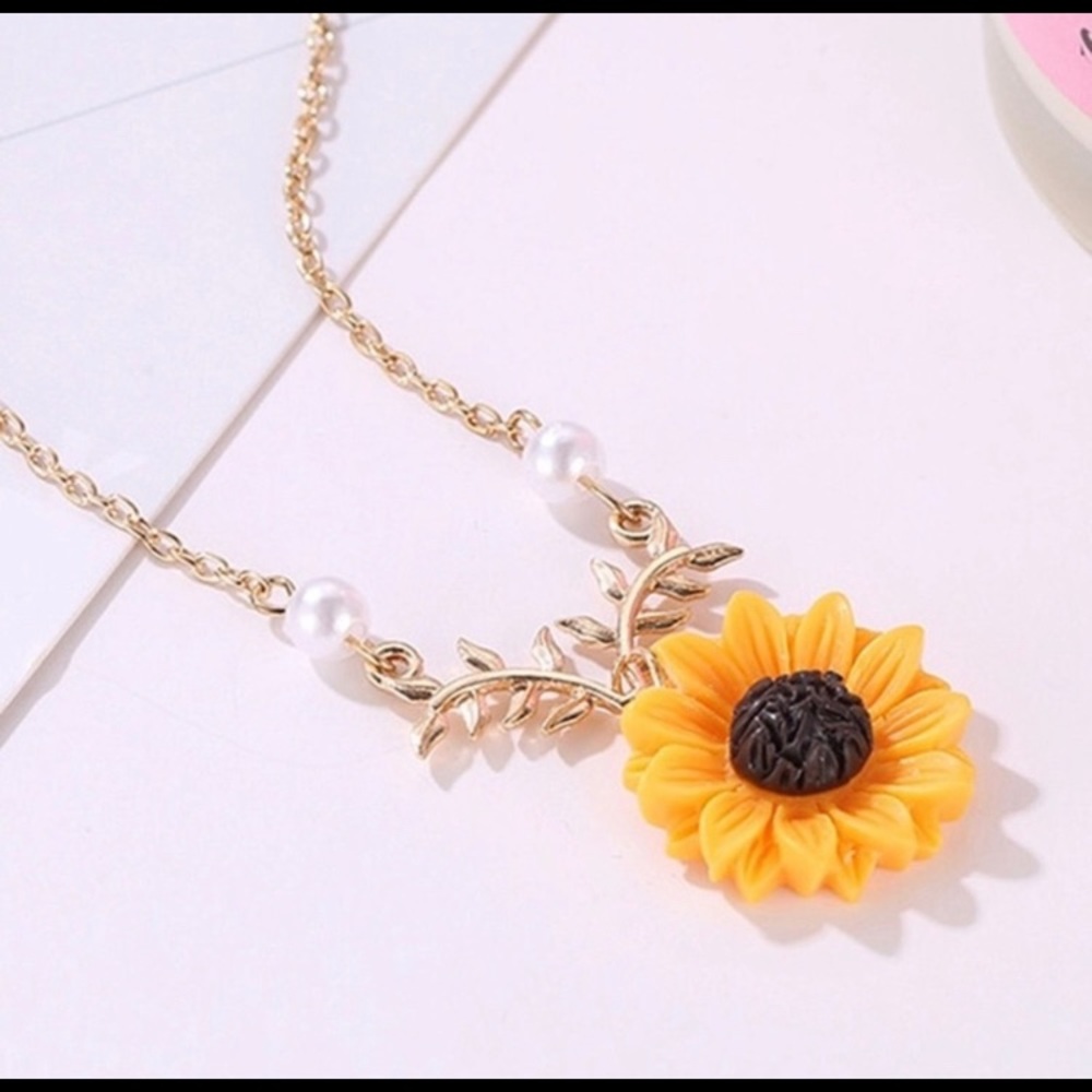 🌻Women’s sunflower 🌻 necklace - Picture 3 of 4